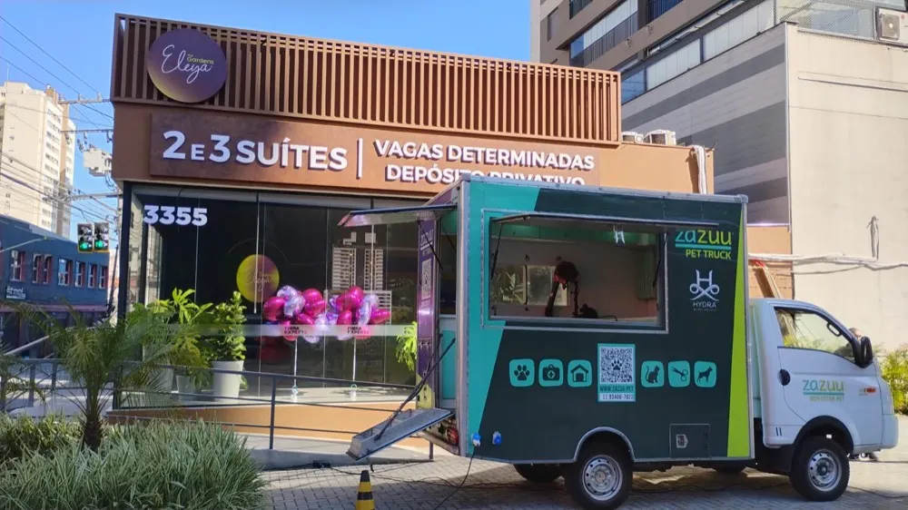 Pet truck da zazuu aberto em frente ao estande de um lançamento imobiliário