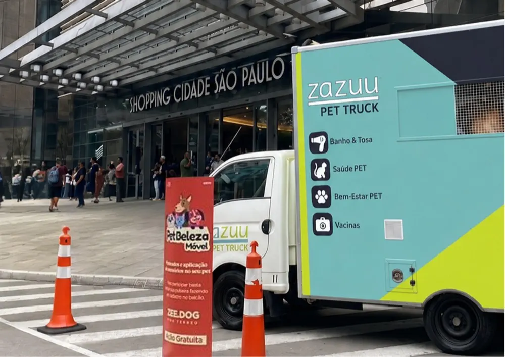 Pet truck da zazuu montado na entrada de um shopping em São Paulo